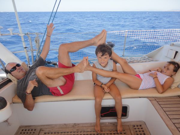 Relax en familia durante las vacaciones en velero, navegando en aguas de Ibiza.