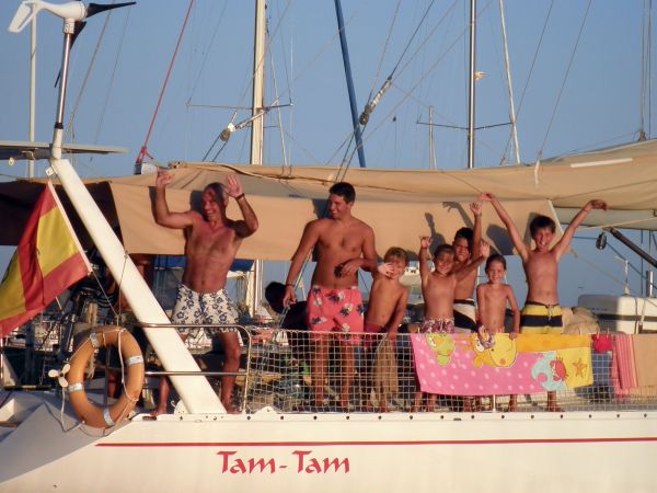 Otra familia al completo disfrutando de sus vacaciones a bordo del TamTam, en un fondeadero de Formentera.