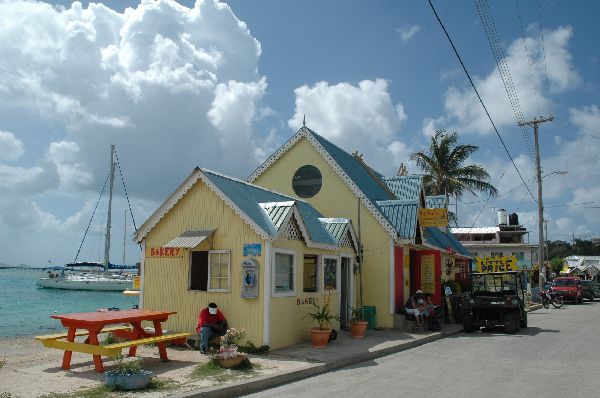 Ejemplo de la arquitectura típica de estas islas, construcciones sencillas pero llenas de colorido que son el fiel reflejo de luminosidad de este paraíso tropical. Isla de Union, Grenadinas.