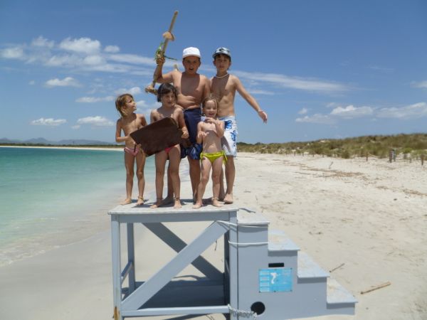 Los peques de la familia descubriendo las playas de baleares durante sus vacaciones.