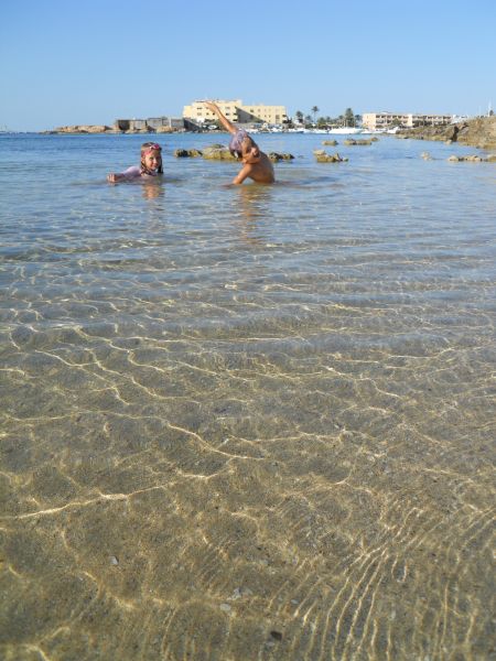 Hasta los mas peques de la familia encuentran una playa a su medida en las costas de Ibiza y Formentera. 