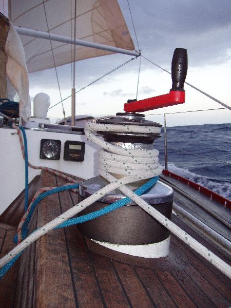 Uno de los sobredimensionados winches de genova, (Lewmar 65) en plena navegación atlántica, atangonado con vientos portantes.