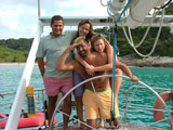 - Familia en la cubierta del velero -